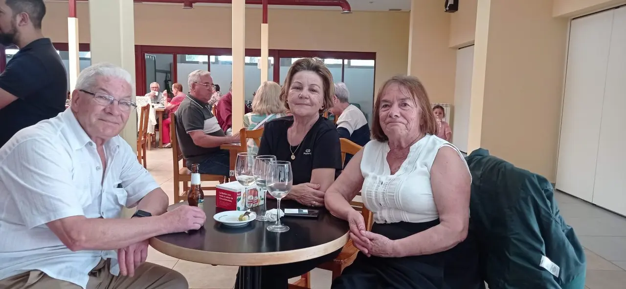 María, Carmen y Justo tomando un aperitivo en el centro de Mayores del Polígono mandan un saludo a los lectores de elpoligono.es