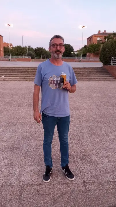 Carlos Bargueño Paredes. Lleva viviendo en el Polígono 43 años. Quiere decir que le encant su barrio y su gente pero sobre todo cuando no se meten en la vida de los demás