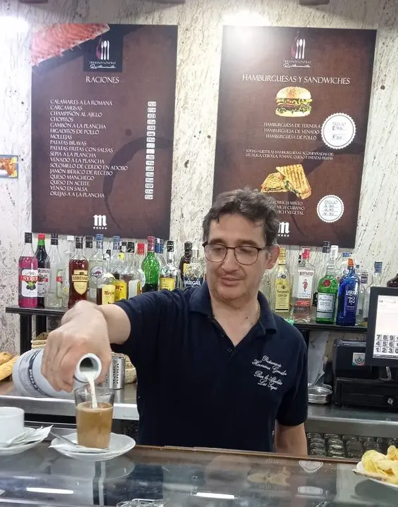 El equipo de Elpoligono.es te manda esta felicitación. "Feliz cumpleaños a Justo, el camarero más diligente del Restaurante Hermanos González del Polígono. ¡Hoy cumple años pero sigue sirviendo como si nada! Justo, esperamos que el único plato que no tengas que servir hoy sea tu propio pastel de cumpleaños. 🎂🍽️. 20 de junio de 2024