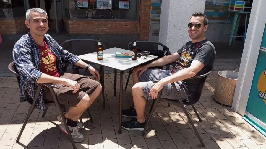 Miguel y Curro saboreando juntos una buena cerveza. Hermanos del Polígono de toda la vida (PTV). 22 de junio de 2024