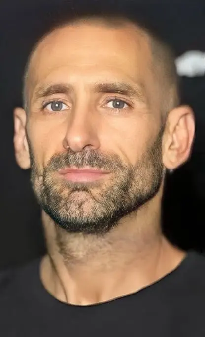 Iván D.G., Poligonero de toda la vida (PTV). Quisiera enviar un afectuoso saludo al tribunal encargado de corregir los exámenes de maestro de educación física... También aprovecho para saludar a los constructores de pisos que, en su afán de construir, se olvidan del equilibrio y bienestar del barrio. ¡Un poquito de empatía nunca viene mal, señores!. 23 de junio de 2024