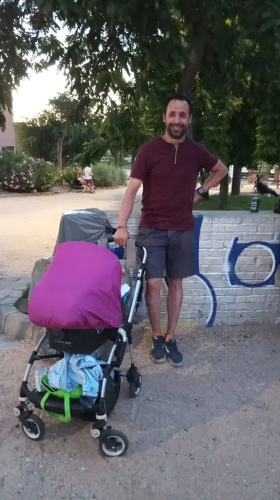 David con su recién nacida Alba y manda un saludo a sus otras dos hijas