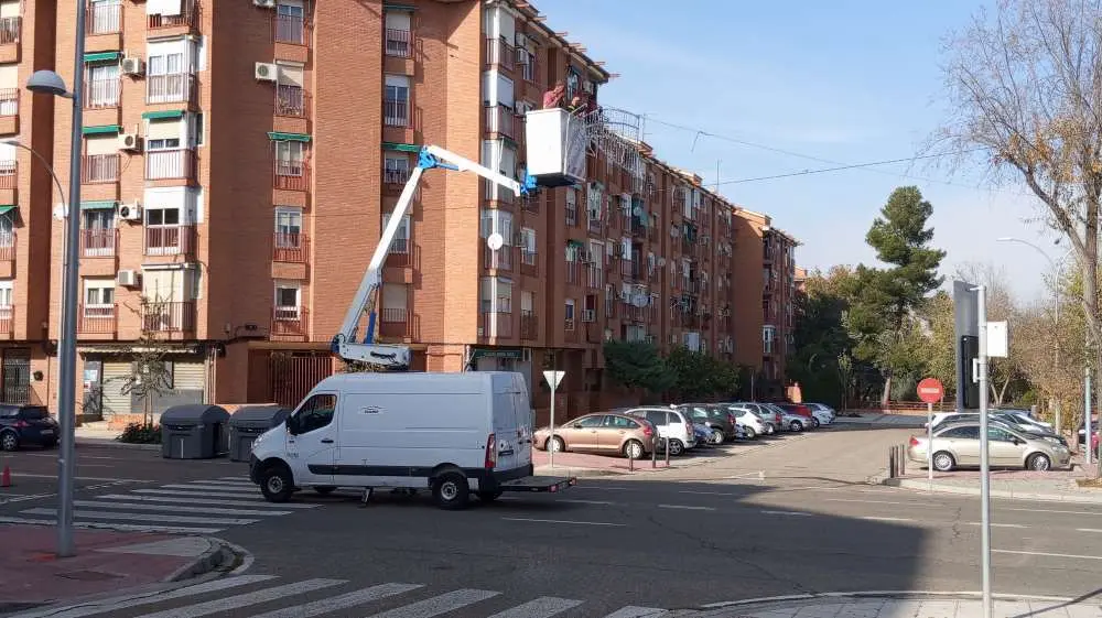 Montaje de luces navideñas en El Polígono