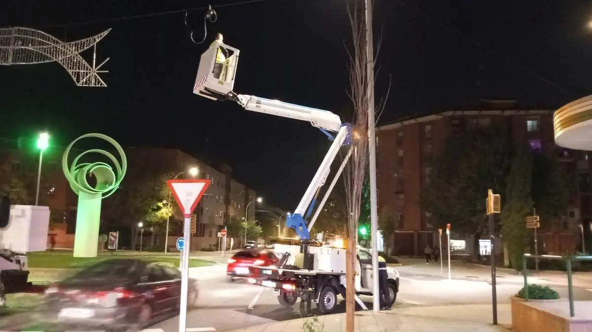 Montaje de luces navideñas en El Polígono.jpg 1.jpg 2