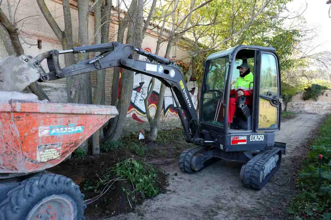 Alcalde visita obra senda