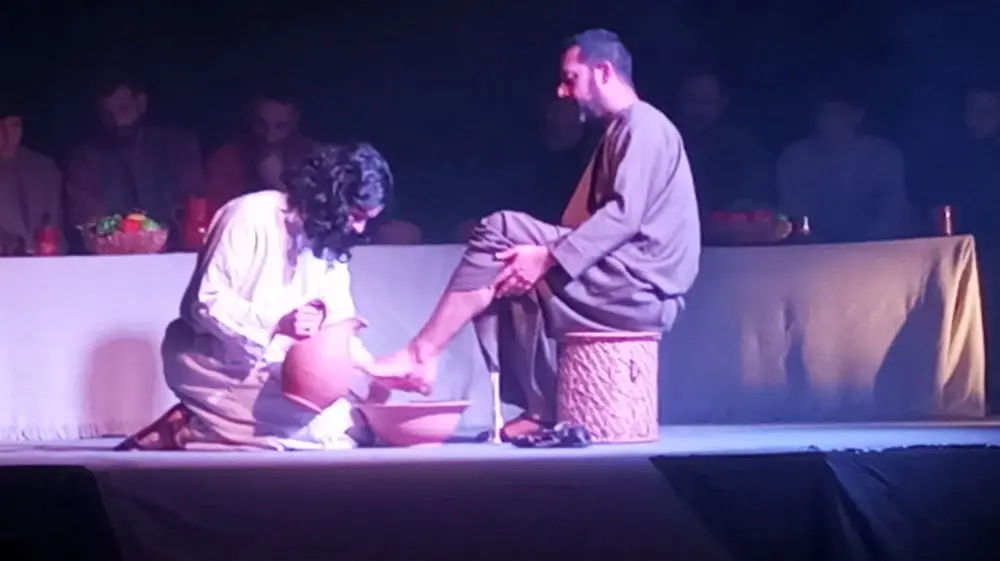 Jesús lava pies a sus discípulos