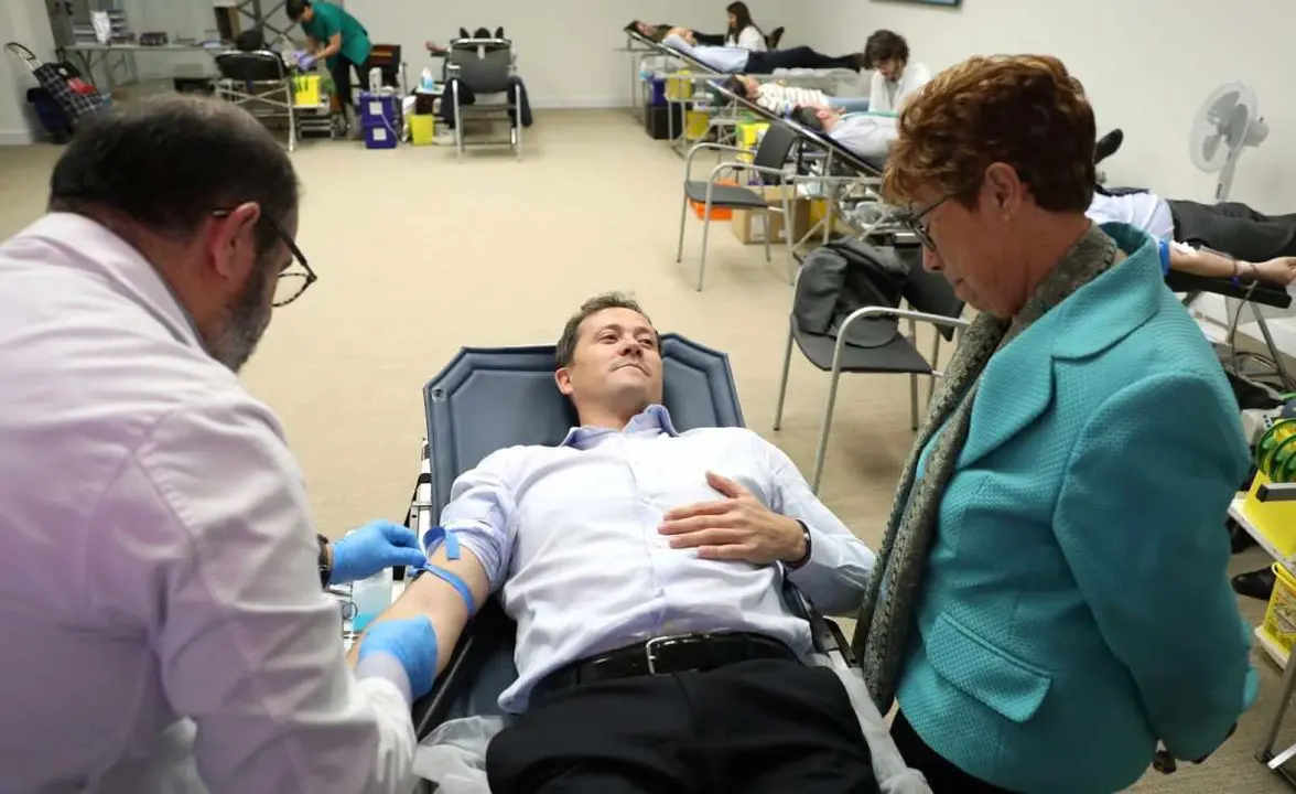 Velazquez donando sangre