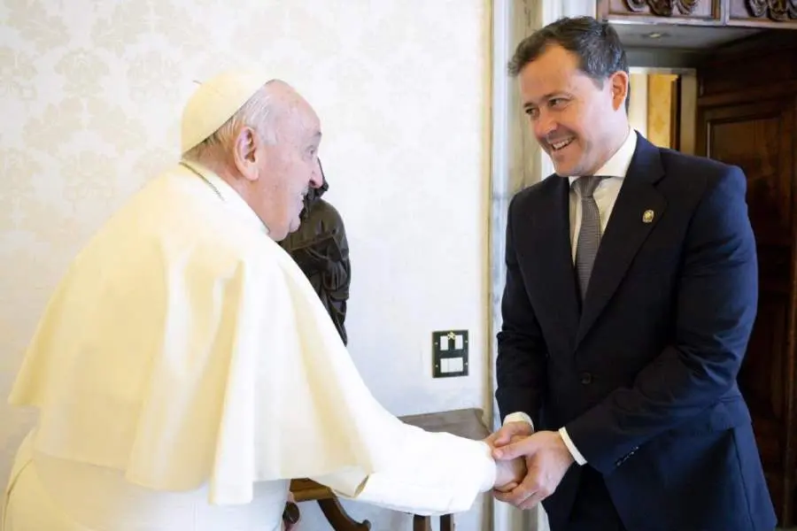Velázquez lamenta el fallecimiento del Papa Francisco