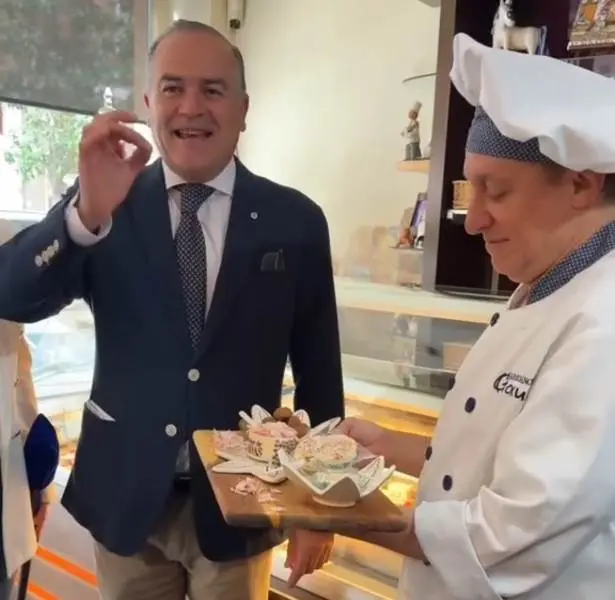 Jose Julián Gregorio visita Goxúa para conocer el Capricho de Mondas de Rafael Sánchez