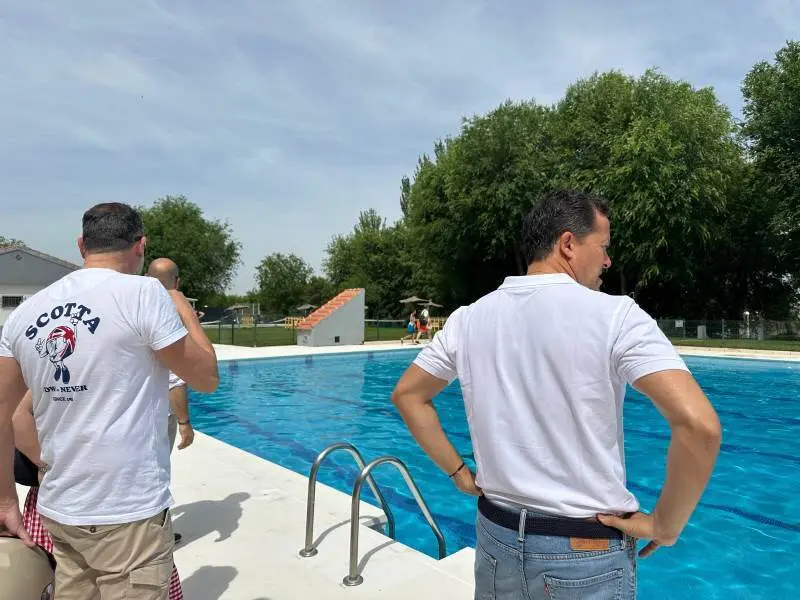 Velázquez visita la piscina del Polígono en la que se han invertido cerca de 400.000 euros para evitar la pérdida de agua