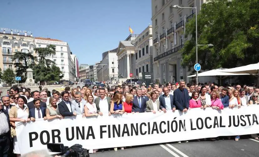 📣👨💼 El alcalde de Talavera de la Reina asiste a la concentración convocada por la FEMP 🏛️ para reclamar una financiación justa 💰⚖️