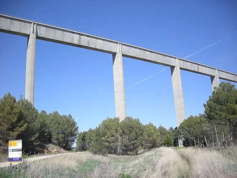 Parte de uno de los acueductos del trasvase Tajo-Segura a su paso por Carrascosa del Campo (Cuenca)