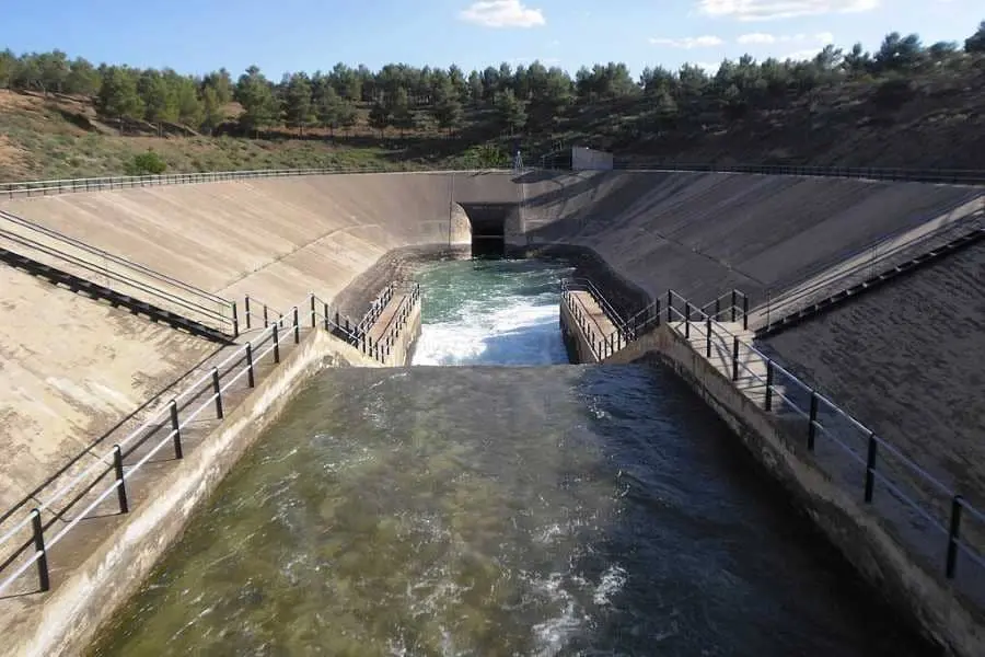 Presa de Los Anguijes, fin del tramo a cielo abierto del trasvase Tajo-Segura, comienzo del túnel del Talave