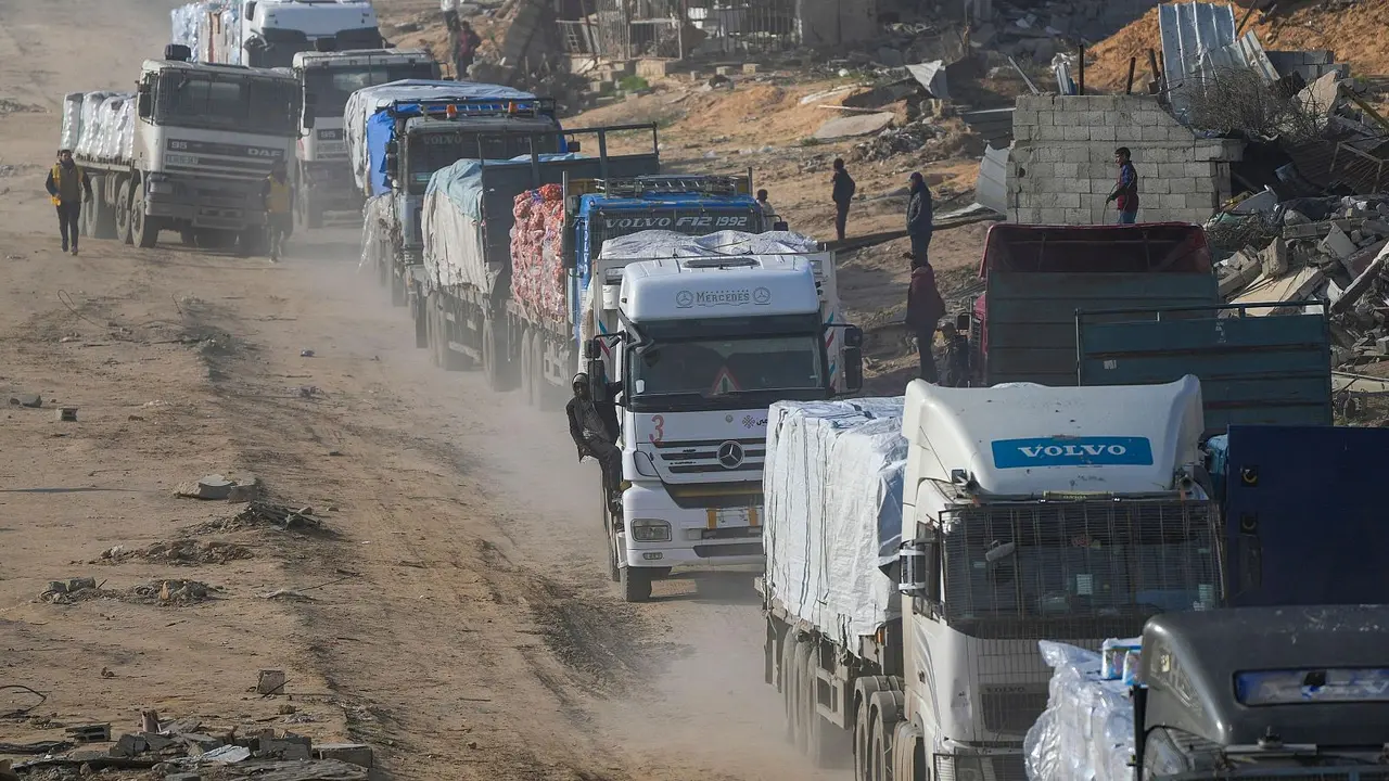 Camiones con ayuda humanitaria
