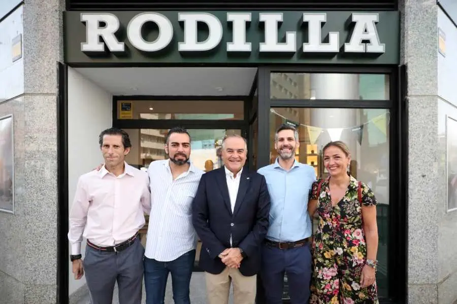 El-alcalde-de-Talavera-Jose-Julian-Gregorio-asiste-a-la-inauguracion-de-Rodilla-Talavera-1536x1024