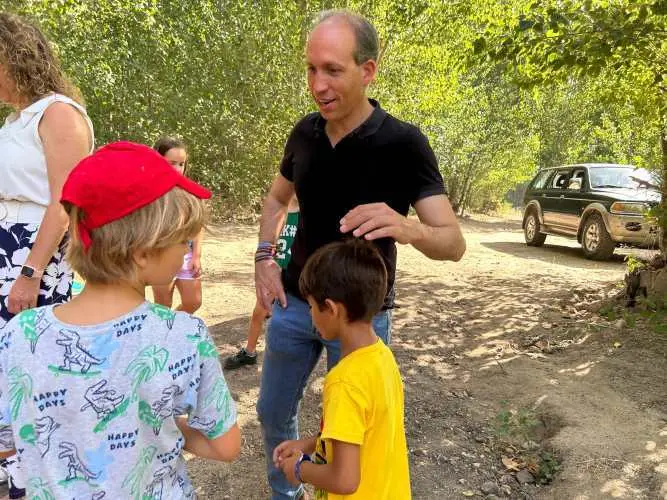4d991-daniel-arias-en-su-visita-a-los-campamentos-2-