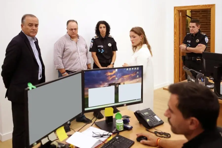 El-alcalde-de-Talavera-Jose-Julian-Gregorio-visita-las-obras-de-la-comisaria-local-de-Policia-1536x1024