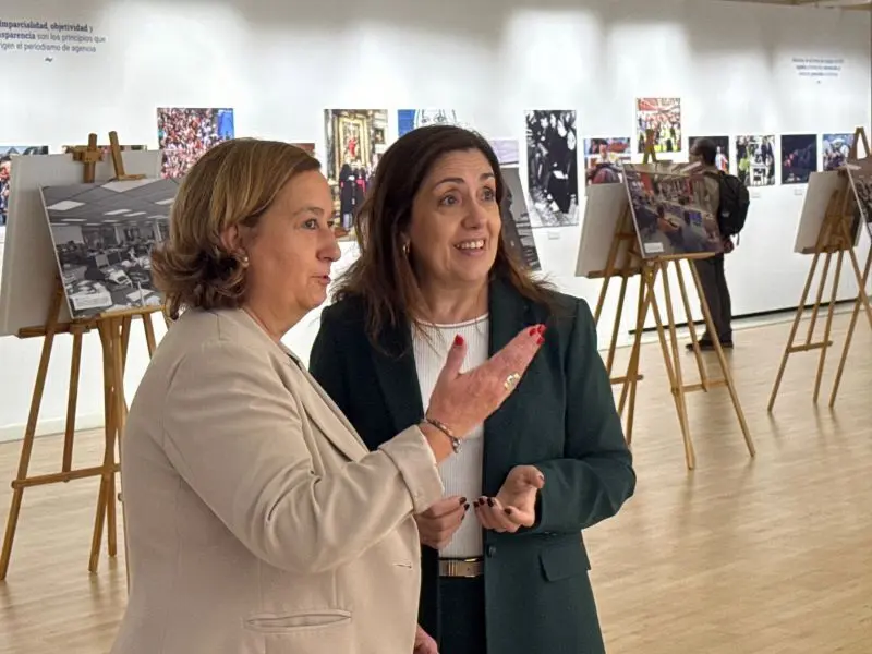 La presidenta de la Diputacion de Toled  o visita la exposicion fotografica de la agencia efe en Castilla la Mancha
