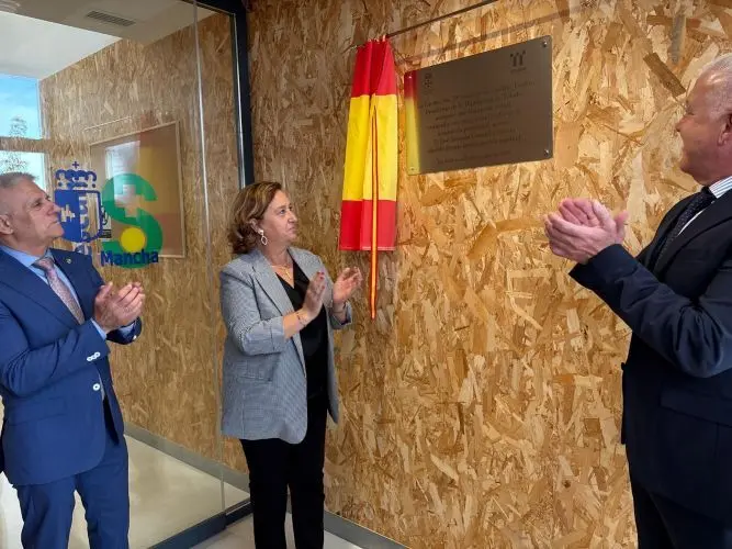 la presidenta de la Diputacion inauguro el nuevo consultorio de Ajofrin