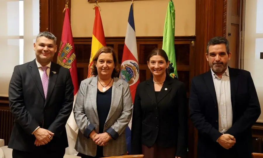 Cedillo y Romera con los representantes de Costa Rica