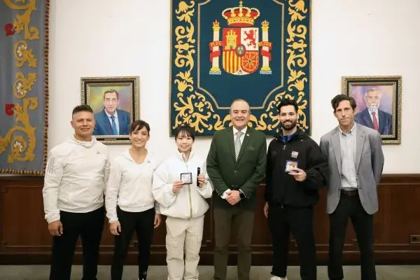 El-alcalde-Jose-Julian-Gregorio-recepciona-a-Grace-Mo-Sheung-y-Ariel-Torres-Sandra-Sanchez-y-Jesus-del-Moral-Antonio-Nunez-Salon-de-Gestores-scaled