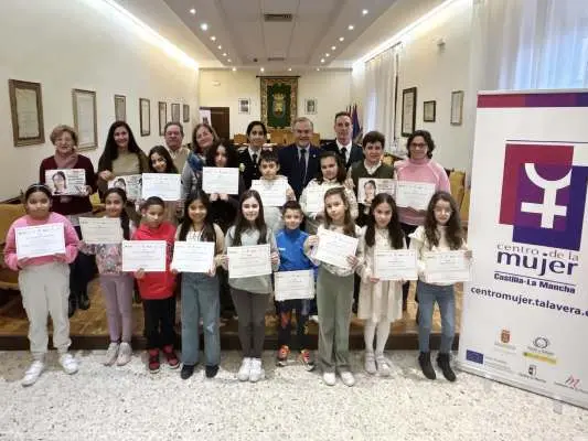 El-alcalde-Jose-Julian-Gregorio-concejal-de-Educacion-Pepa-Blazquez-entregan-los-Calendarios-de-Igualdad-Talavera-de-la-Reina-scaled