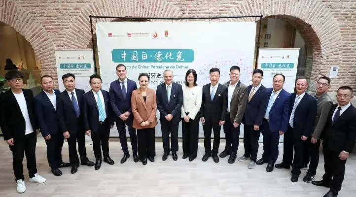 El-alcalde-de-Talavera-Jose-Julian-Gregorio-recibe-al-alcalde-del-Condado-de-Dehua-Wu-Zhipu