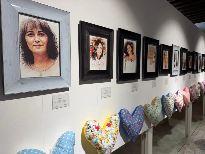 inaugurada en San Clemente la exposicion solidaria corazones con alma