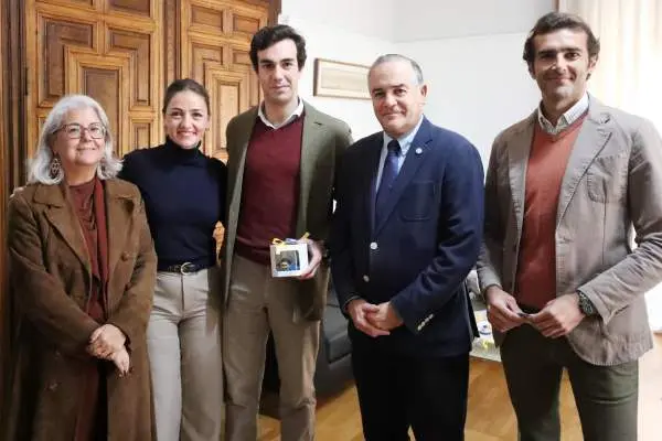 El-alcalde-Jose-Julian-Gregorio-recibe-al-torero-Tomas-Rufo-en-el-Ayuntamiento-de-Talavera-de-la-Reina-2048x1365