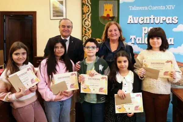 El-alcalde-de-Talavera-Jose-Julian-Gregorio-asiste-a-la-entrega-de-los-premios-ganadores-de-los-cuentos-escritos-por-alumnas-y-alumnos-de-Primaria-Pepa-Blazquez-2048x1365
