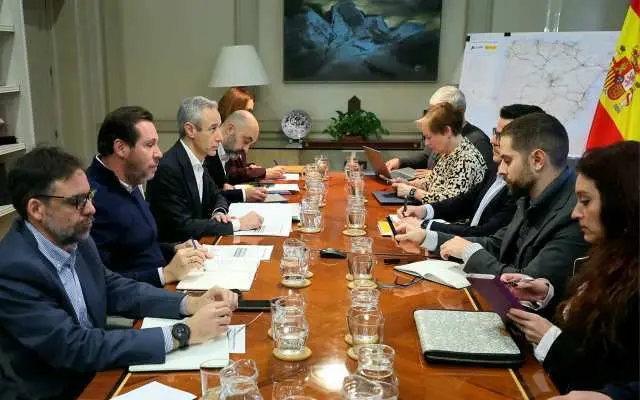 Reuni&oacute;n del ministro Puente con los sindicatos del ferrocarril