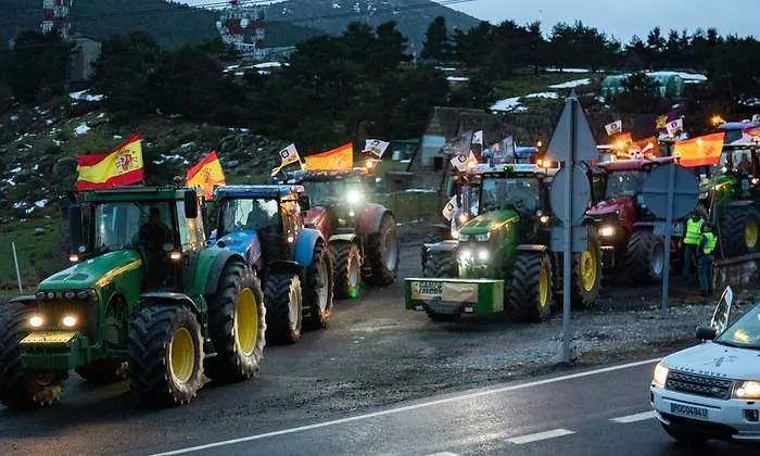 700x420_ep_varios_tractores_circulan_camino_madrid_alto_leon_11_febrero_2026