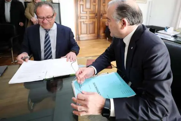 El-alcalde-de-Talavera-de-la-Reina-Jose-Julian-Gregorio-recibe-al-consejero-de-Transformacion-Digital-Juan-Alfonso-Ruiz-Agencia-de-Innovacion-y-Transformacion-Digital