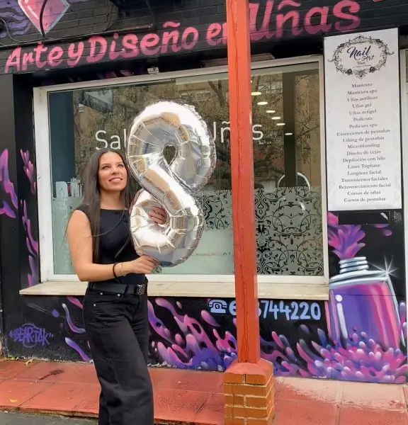 Descubre c&oacute;mo Virginia Honrubia festeja el 8&ordm; aniversario de su sal&oacute;n y academia de u&ntilde;as, con un emotivo globo con el n&uacute;mero 8 frente a la fachada principal de su negocio.