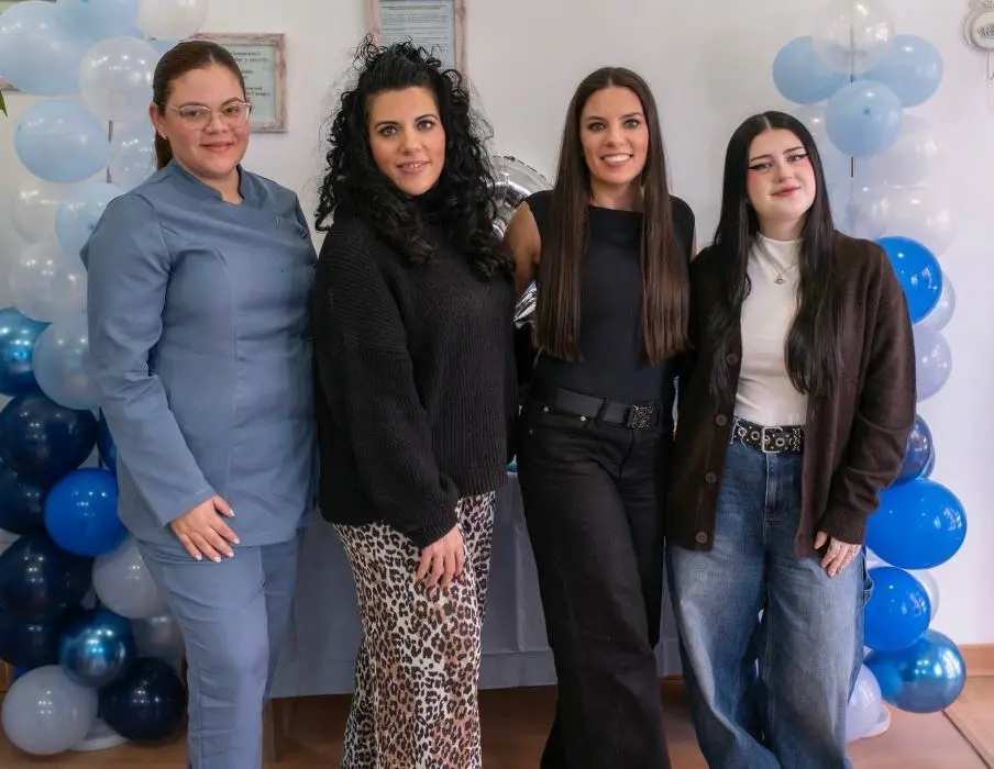 Virginia Honrubia posa junto a su equipo compuesto por Luisana, Alicia, Virginia y Adela (de izquierda a derecha), mostrando un grupo profesional y unido en el sector de la manicura y la formaci&oacute;n en u&ntilde;as, comprometido con la excelencia y la atenci&oacute;n al cliente.