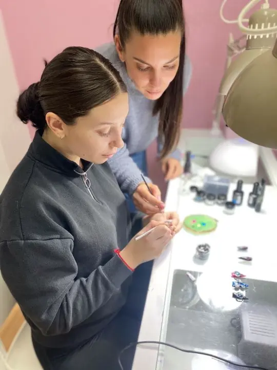 Virginia Honrubia junto a su alumna Paula, quien participar&aacute; en la competici&oacute;n Skills, reflejando el compromiso con la excelencia, la formaci&oacute;n profesional y el talento en el sector de las u&ntilde;as y la est&eacute;tica.