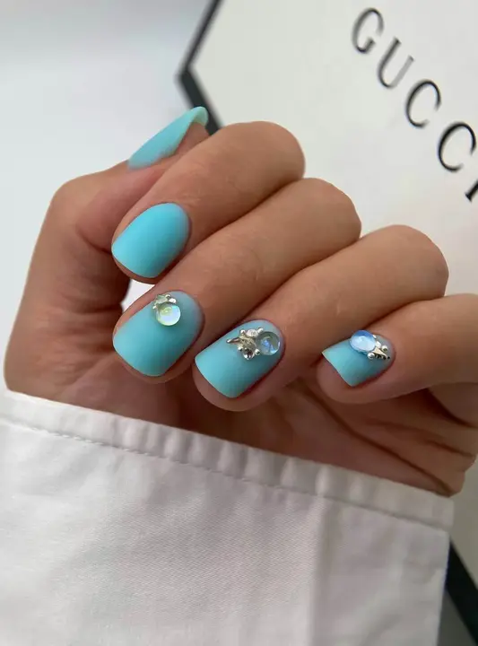 Trabajo profesional de manicura con acabado impecable y estilo actual. Ideal para destacar con u&ntilde;as perfectas.