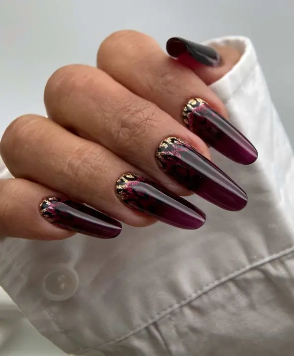 Dise&ntilde;o de u&ntilde;as con acabado impecable y estilo elegante, realizado en sal&oacute;n profesional especializado en manicura y belleza.