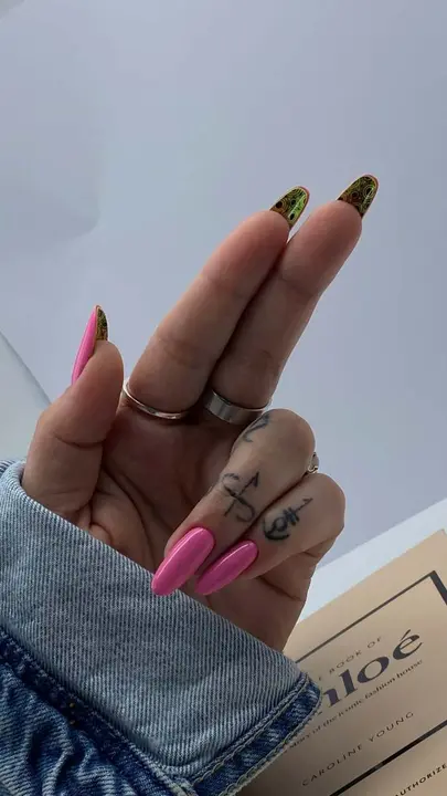 Dise&ntilde;o art&iacute;stico de u&ntilde;as con acabado profesional, combinando creatividad y elegancia en cada detalle.