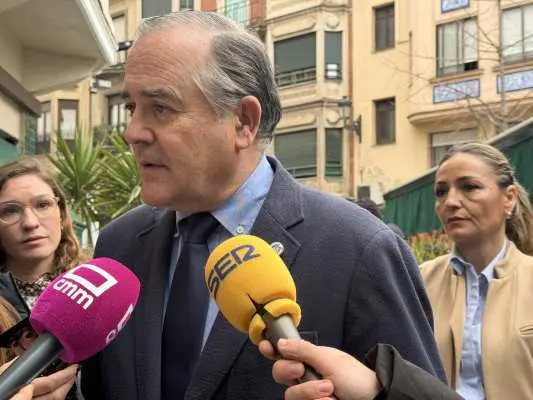 gregorio-atiende-medios-1-2048x1536