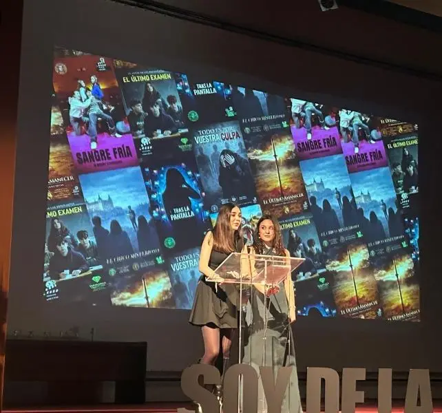 Alumnas presentando el acto del Festival UNICCAAS en el IES Universidad Laboral de Toledo