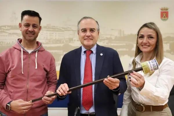 El-alcalde-de-Talavera-Jose-Julian-Gregorio-presenta-el-baston-de-Mondas-2026-Maipi-Guerrero-Alberto-Acosta-RP-1536x1024