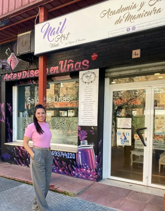 Virginia Honrubia frente a su sal&oacute;n de u&ntilde;as