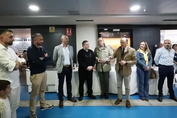 0928-Inauguracion-alcalde-de-Talavera-Jose-Julian-Gregorio-Pinturas-Juno-Estacion-de-Autobuses-Ayto-scaled