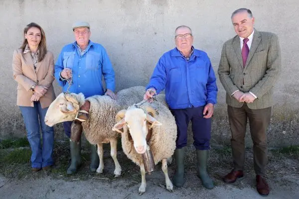 El-alcalde-Jose-Julian-Gregorio-concejala-de-Festejos-Maipi-Guerrero-carneros-de-Gamonal-Ayuntamiento-de-Talavera-scaled