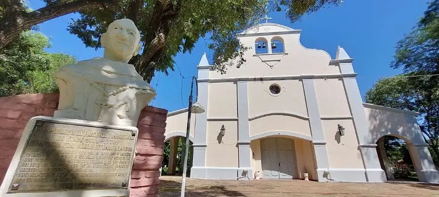 Fachada de la iglesia San Isidro Labrador tras el busto de fray Villasboa, fundador de Itap&eacute;.