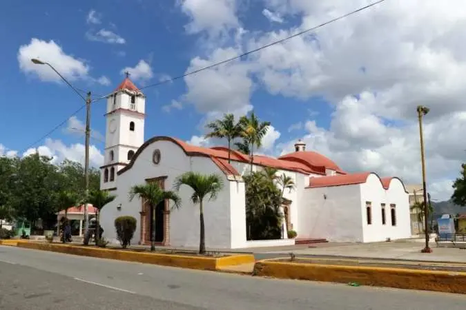 Iglesia-Santa-Cruz-de-El-Seibo-1024x683