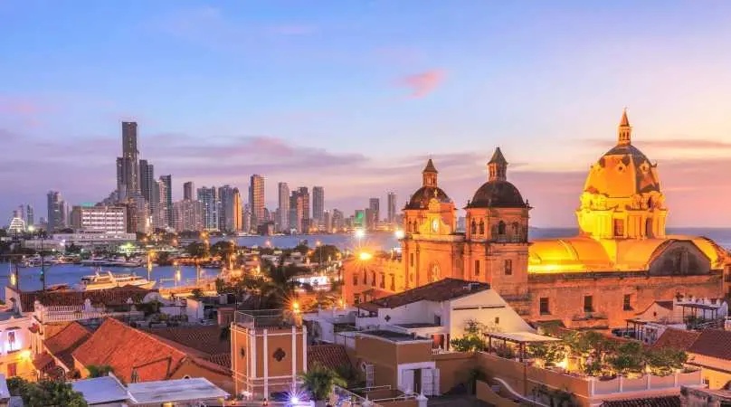 Vista nocturna de la impresionante ciudad de Cartagena de Indias en Colombia
