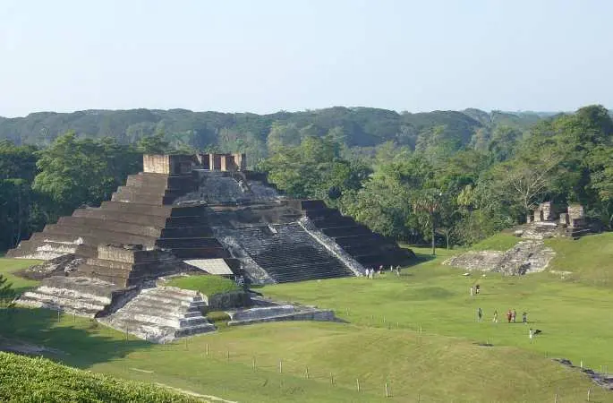 <font dir="auto"><font dir="auto">Comalcalco&nbsp;es un antiguo&nbsp;sitio arqueol&oacute;gico&nbsp;maya</font></font>&nbsp;<font dir="auto"><font dir="auto">en el estado de&nbsp;Tabasco</font></font>