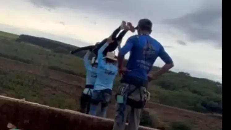 La arrojaron sin cuerda al vacio